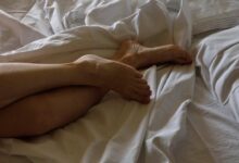 pernas de uma mulher deitada na cama contra a luz 67651 1498